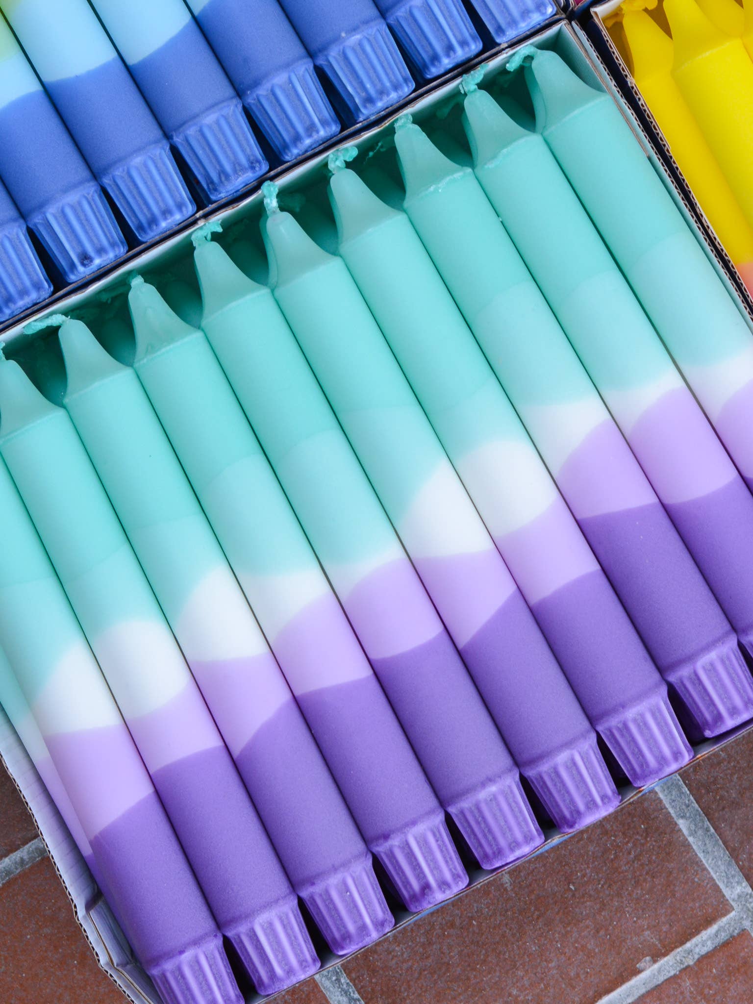 Nordtrice Gartenparty-Stabkerzen – Sommerfarben inspiriert von Lavender Matcha Latte
