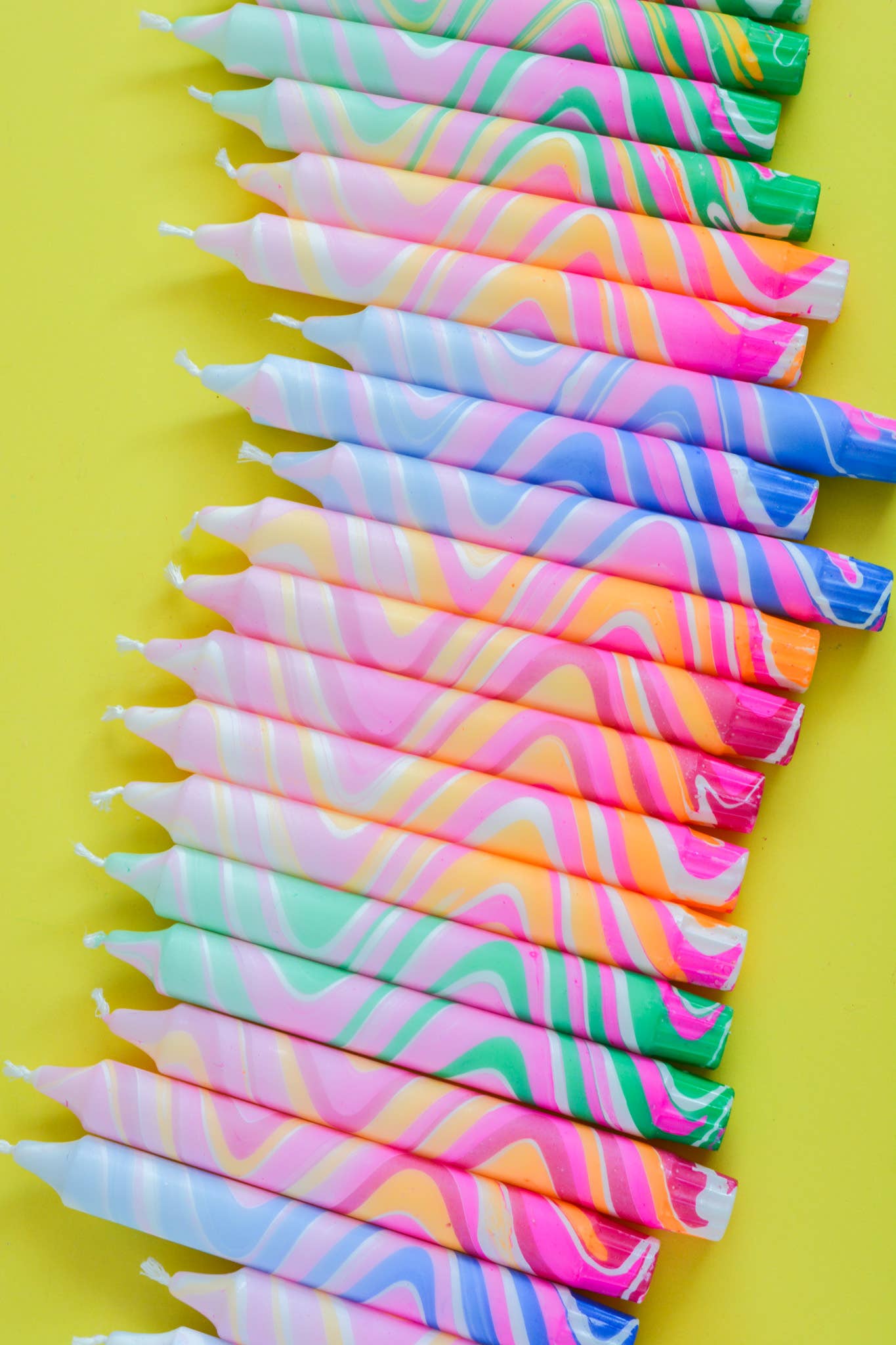 Sommerliche Marmor-Neon-Kerzen-Mischung