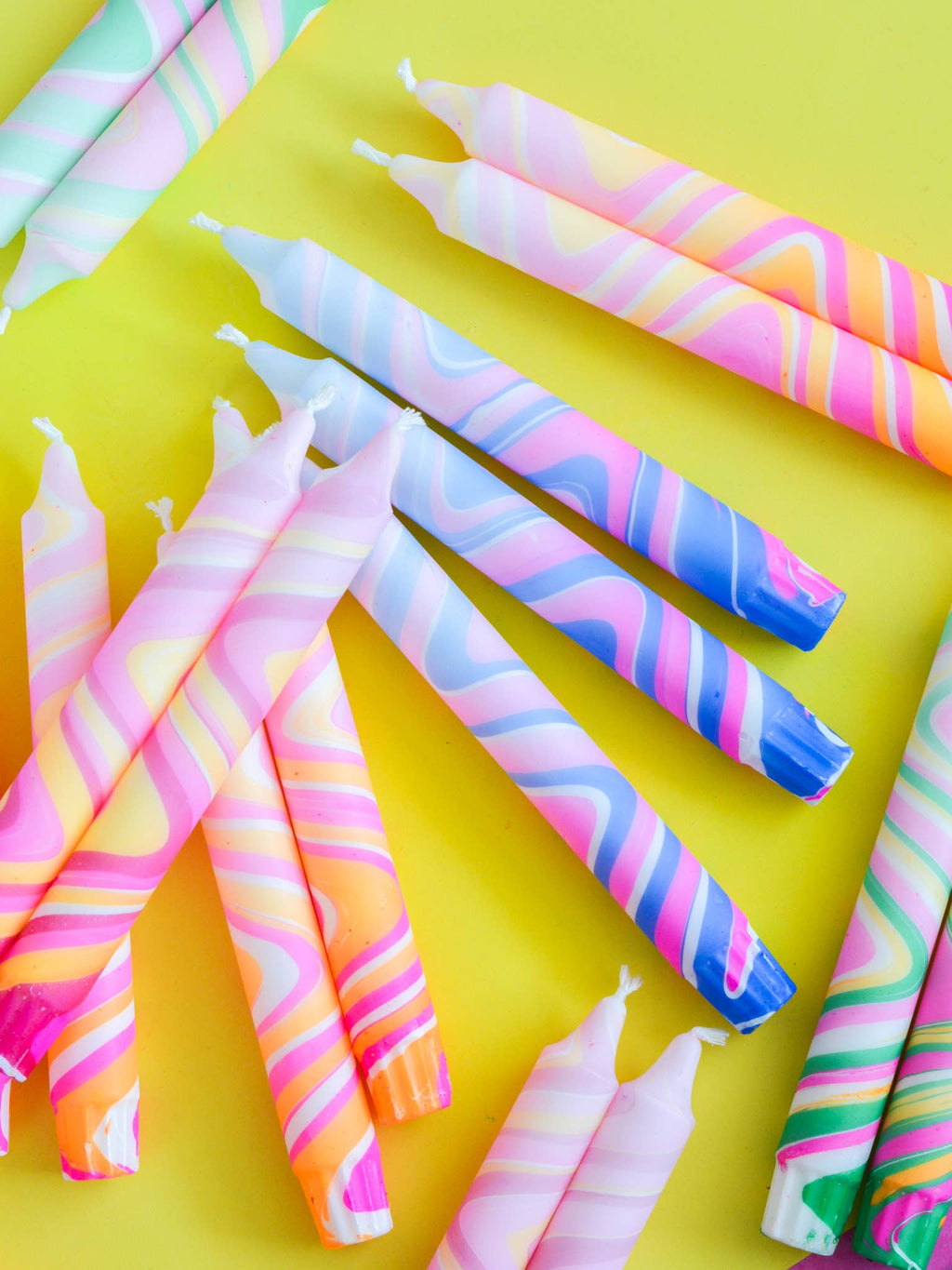 Sommerliche Marmor-Neon-Kerzen-Mischung