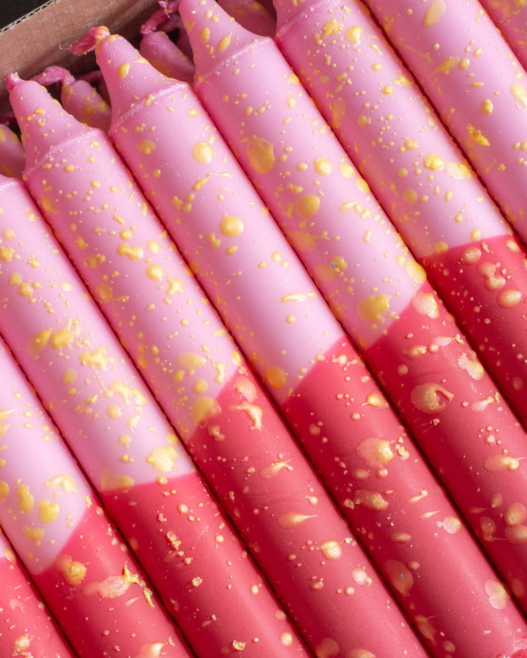 Tafelkerzen Sommerfarben – Pink, Rot und Gelb mit Konfetti