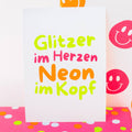 Postkarte "Glitzer im Herzen - Neon im Kopf"