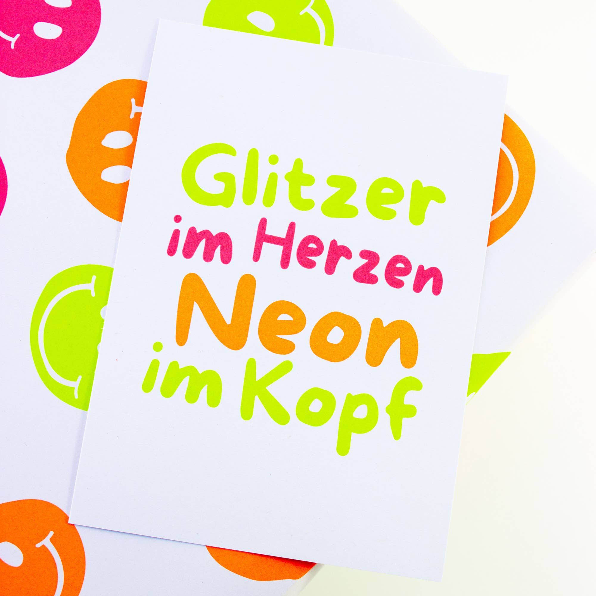 Postkarte "Glitzer im Herzen - Neon im Kopf"