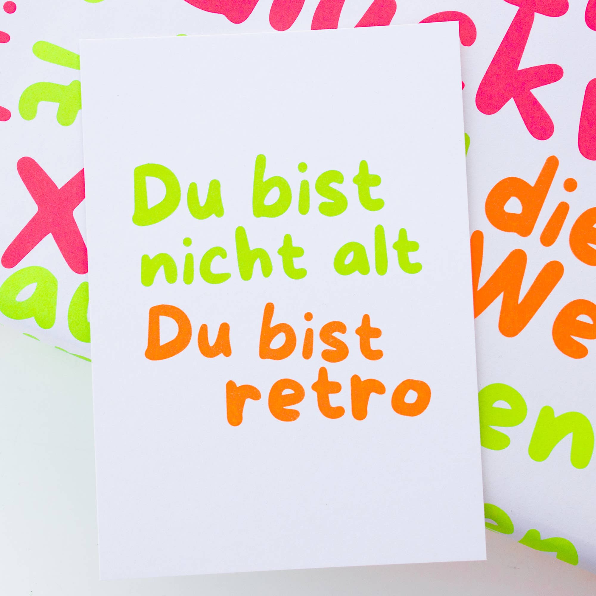 Neon Postkarte „Du bist nicht alt, Du bist retro"
