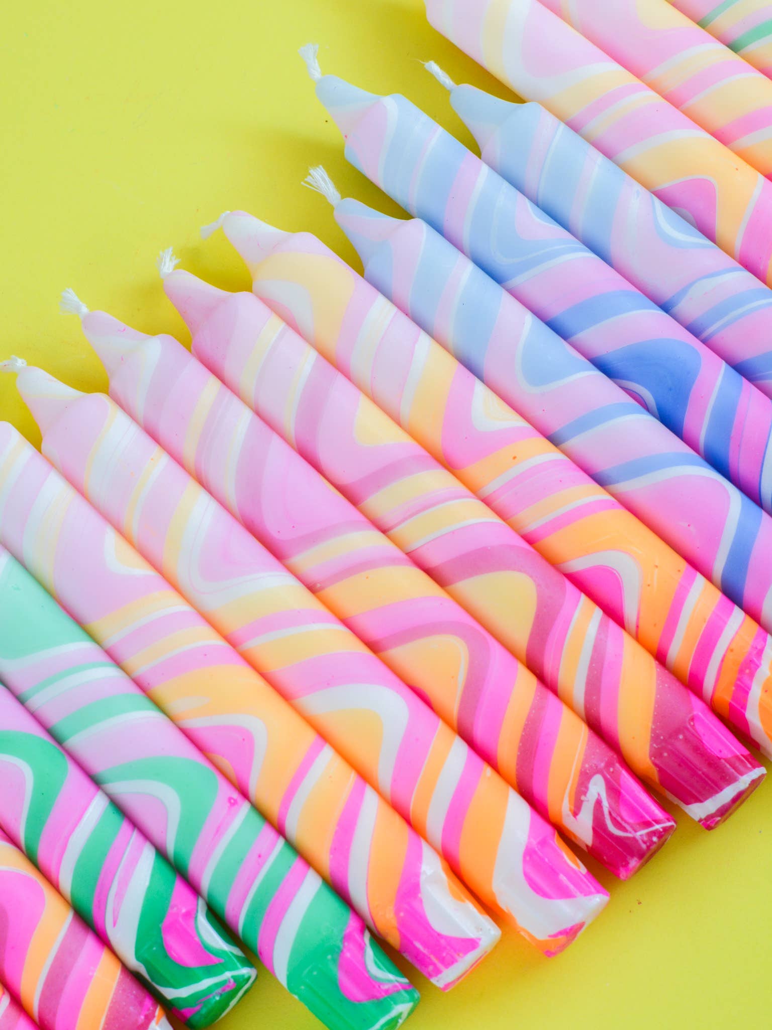Sommerliche Marmor-Neon-Kerzen-Mischung