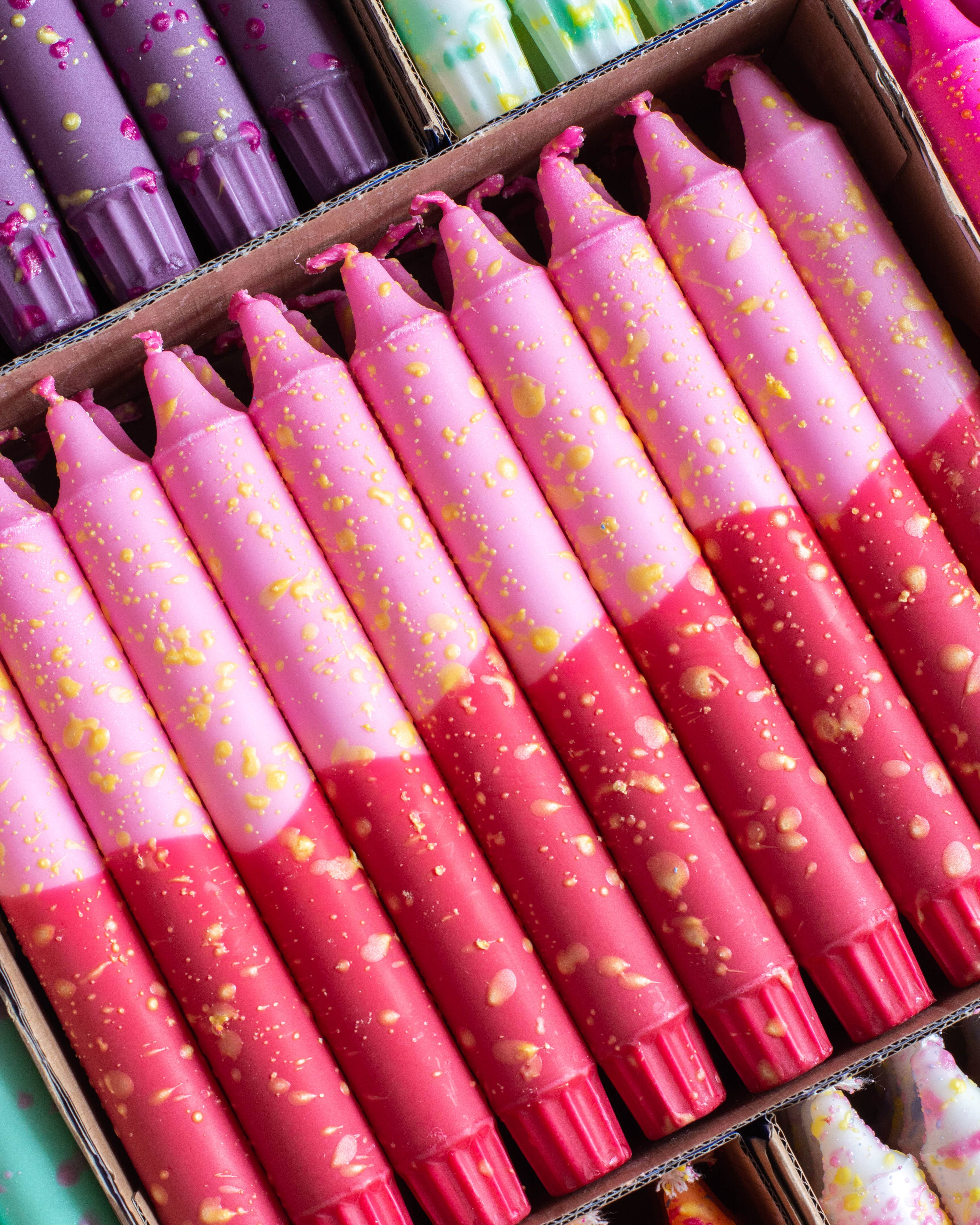 Tafelkerzen Sommerfarben – Pink, Rot und Gelb mit Konfetti
