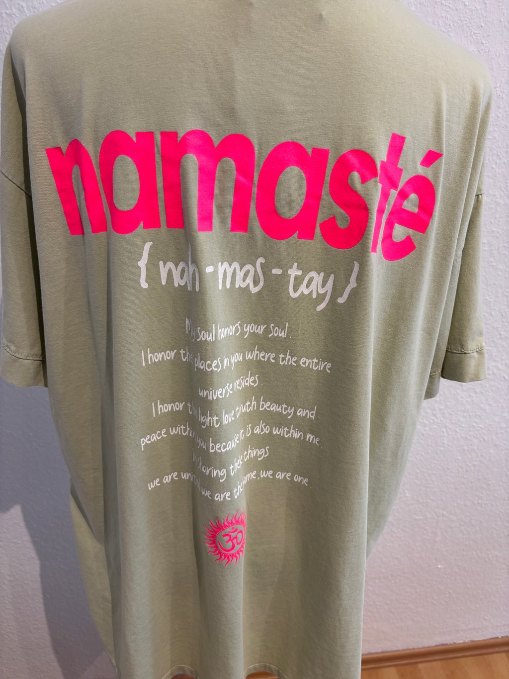T-Shirt Namaste salbei neon pink
