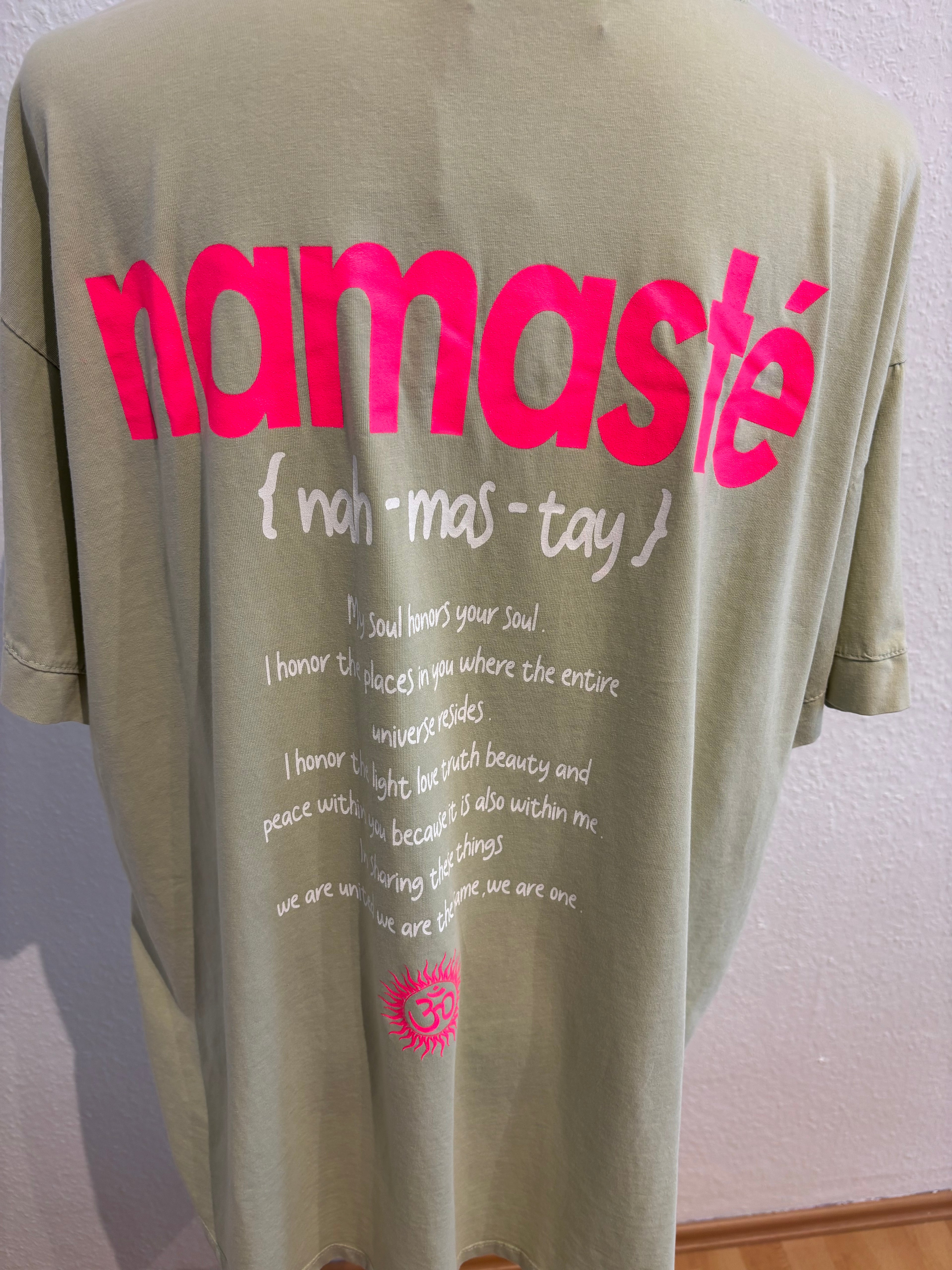 T-Shirt Namaste salbei neon pink