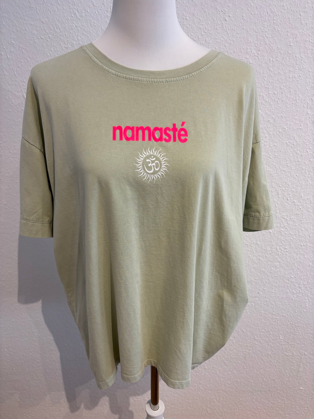 T-Shirt Namaste salbei neon pink