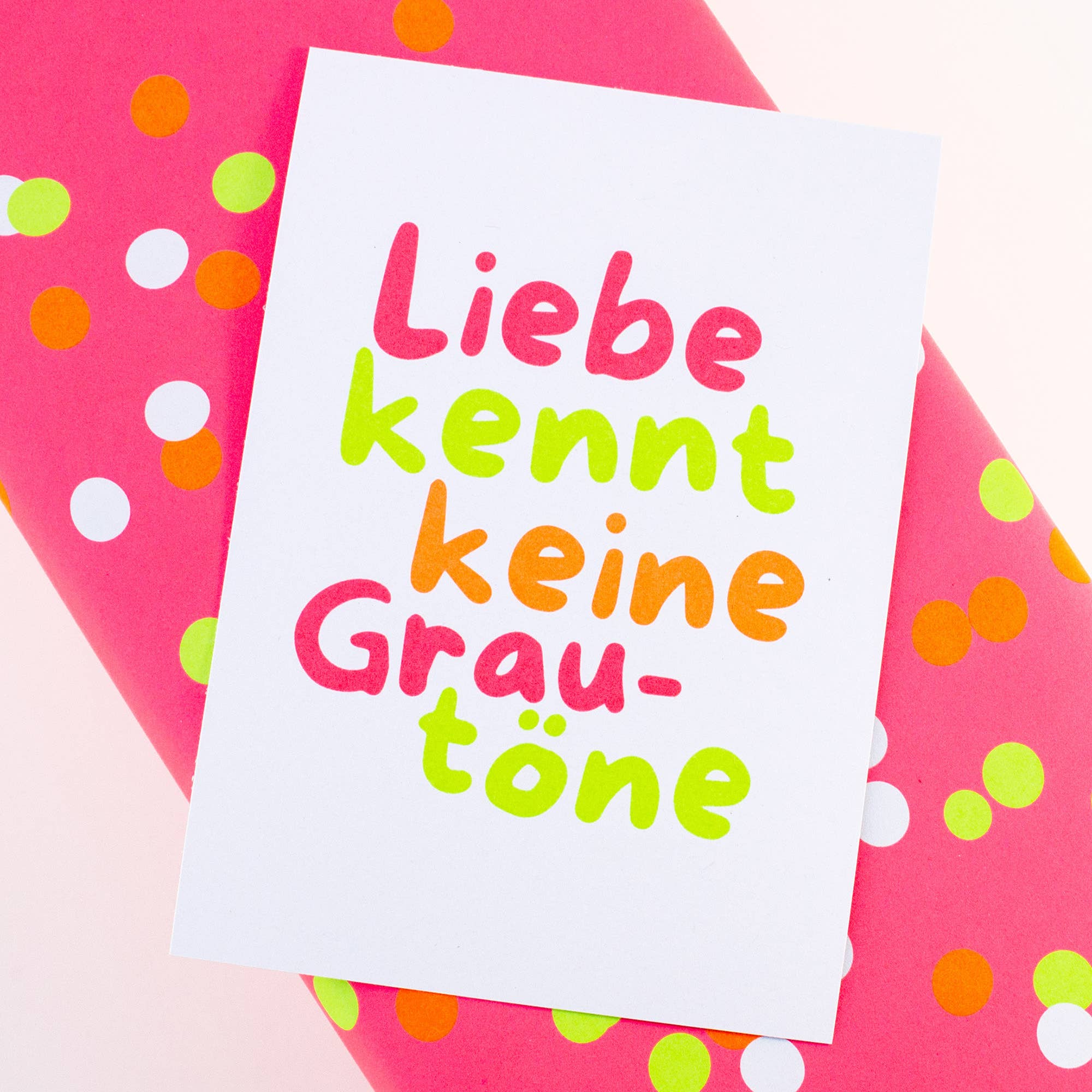 Postkarte "Liebe kennt keine Grautöne" aus Recyclingpapier