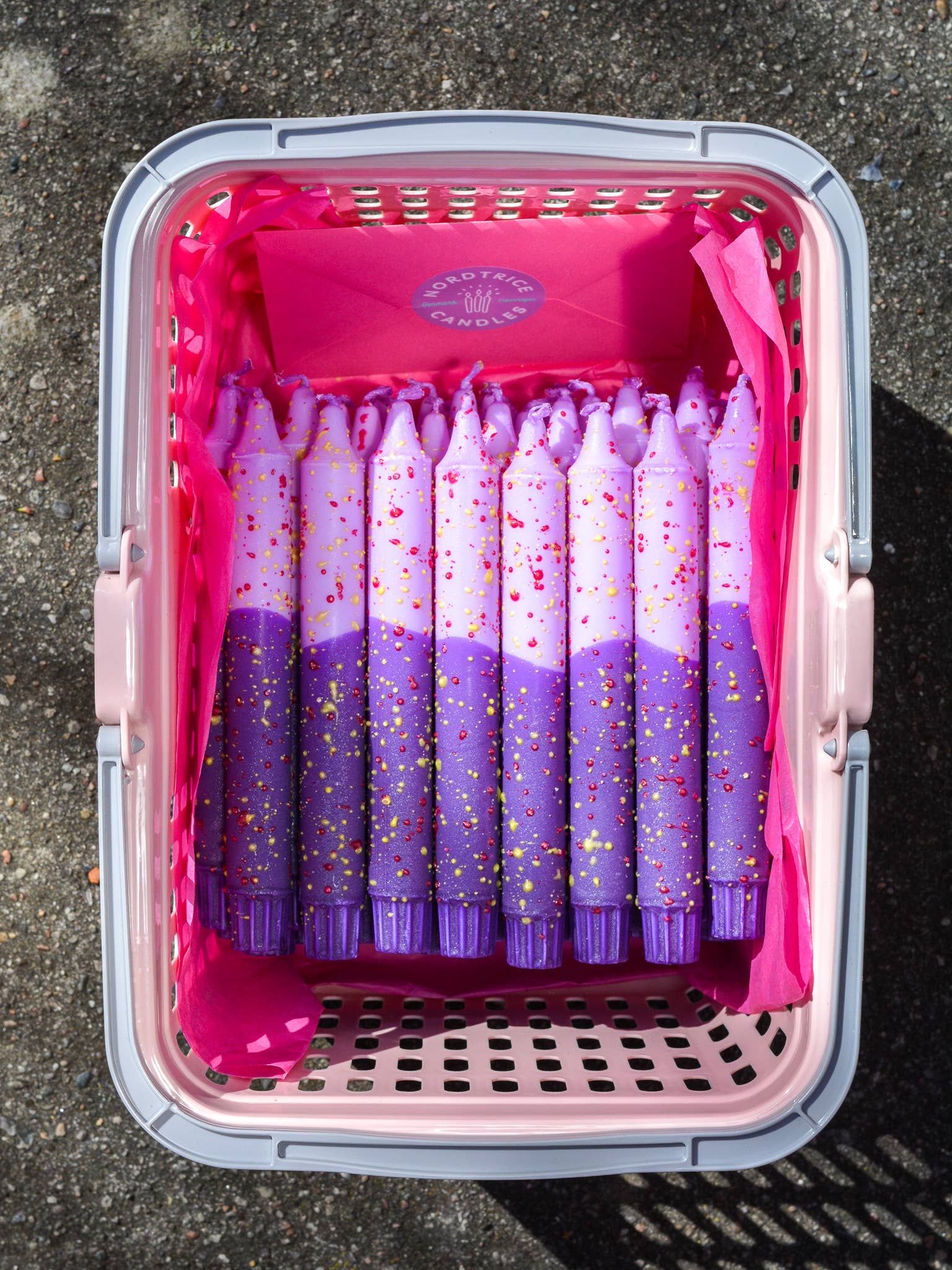 Nordtrice Stabkerzen – Sommerliche Farben mit Lavendel-Konfetti