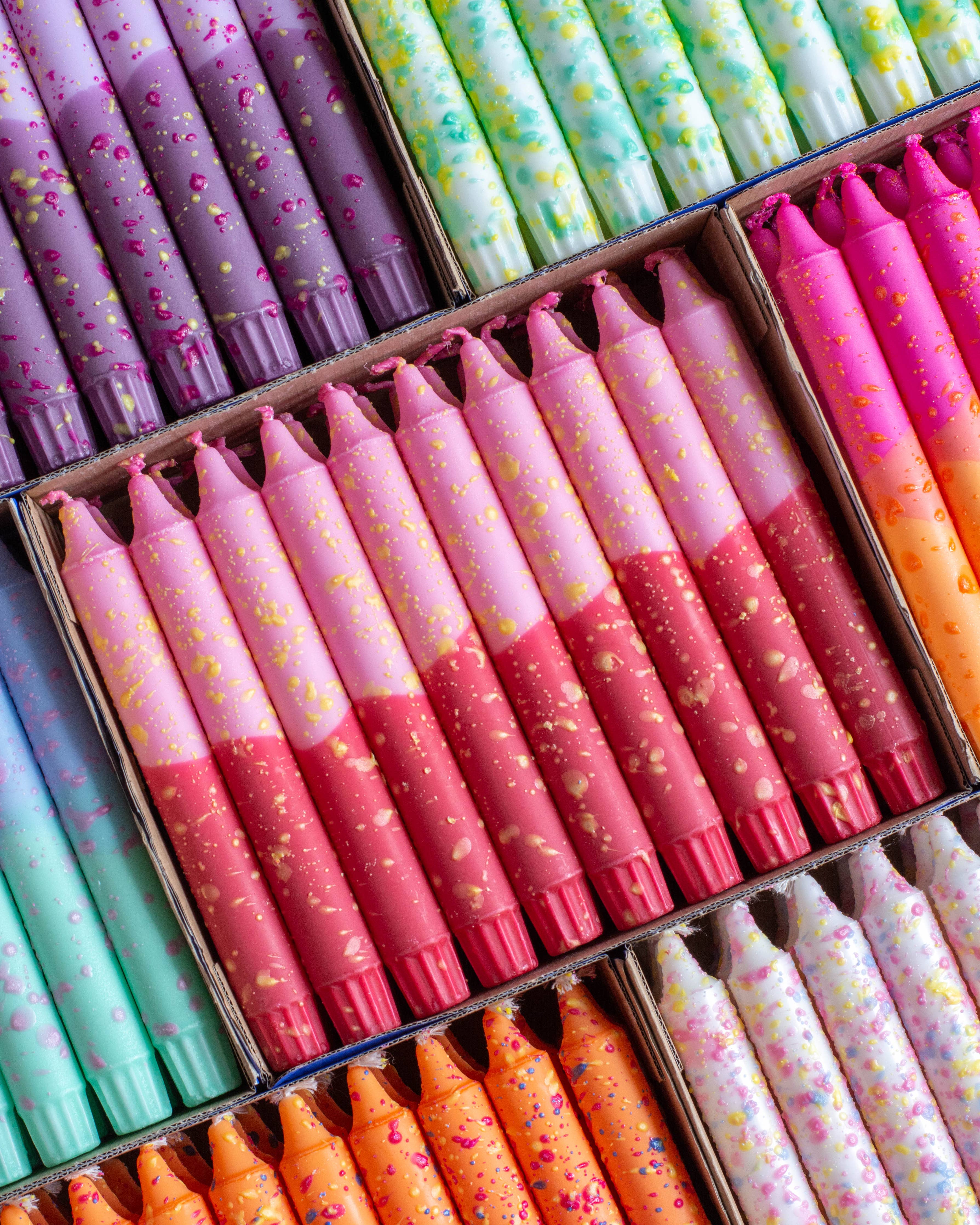 Tafelkerzen Sommerfarben – Pink, Rot und Gelb mit Konfetti