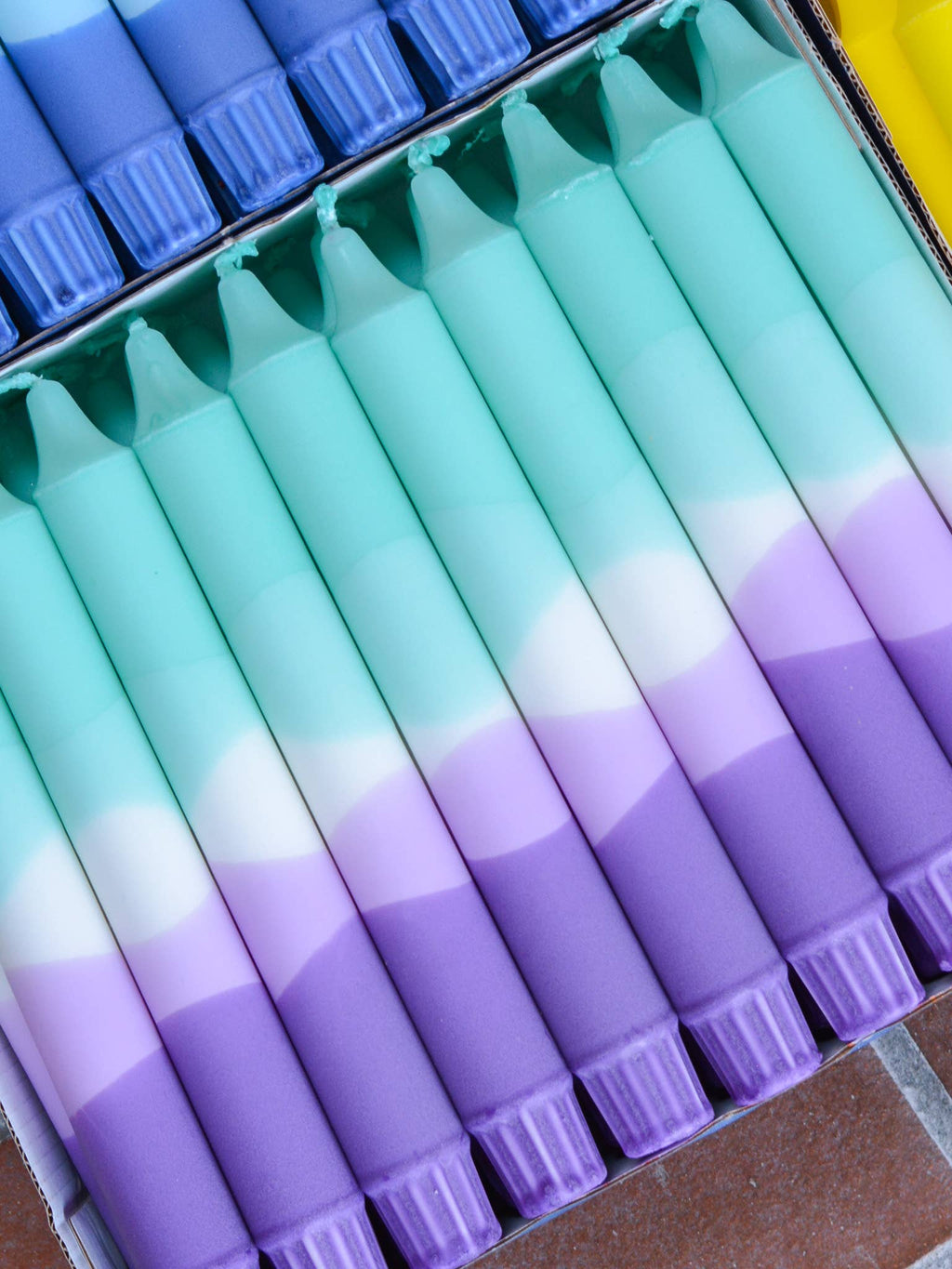 Nordtrice Gartenparty-Stabkerzen – Sommerfarben inspiriert von Lavender Matcha Latte