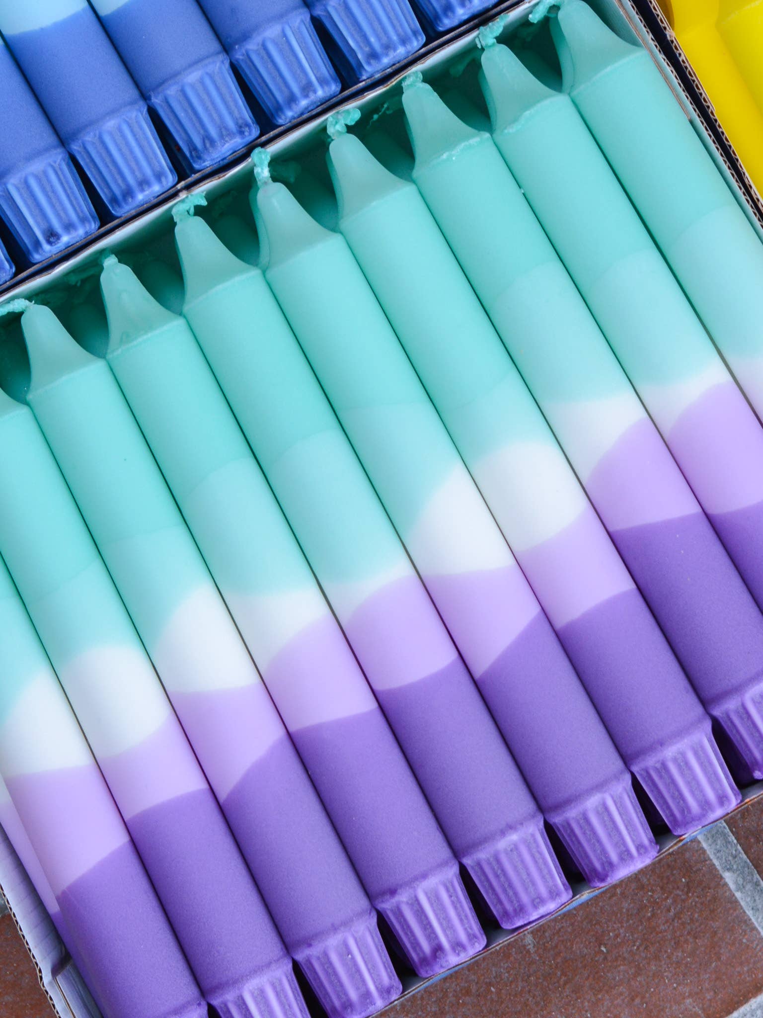 Nordtrice Gartenparty-Stabkerzen – Sommerfarben inspiriert von Lavender Matcha Latte